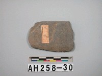 藏品(磨製石刀殘件)的圖片